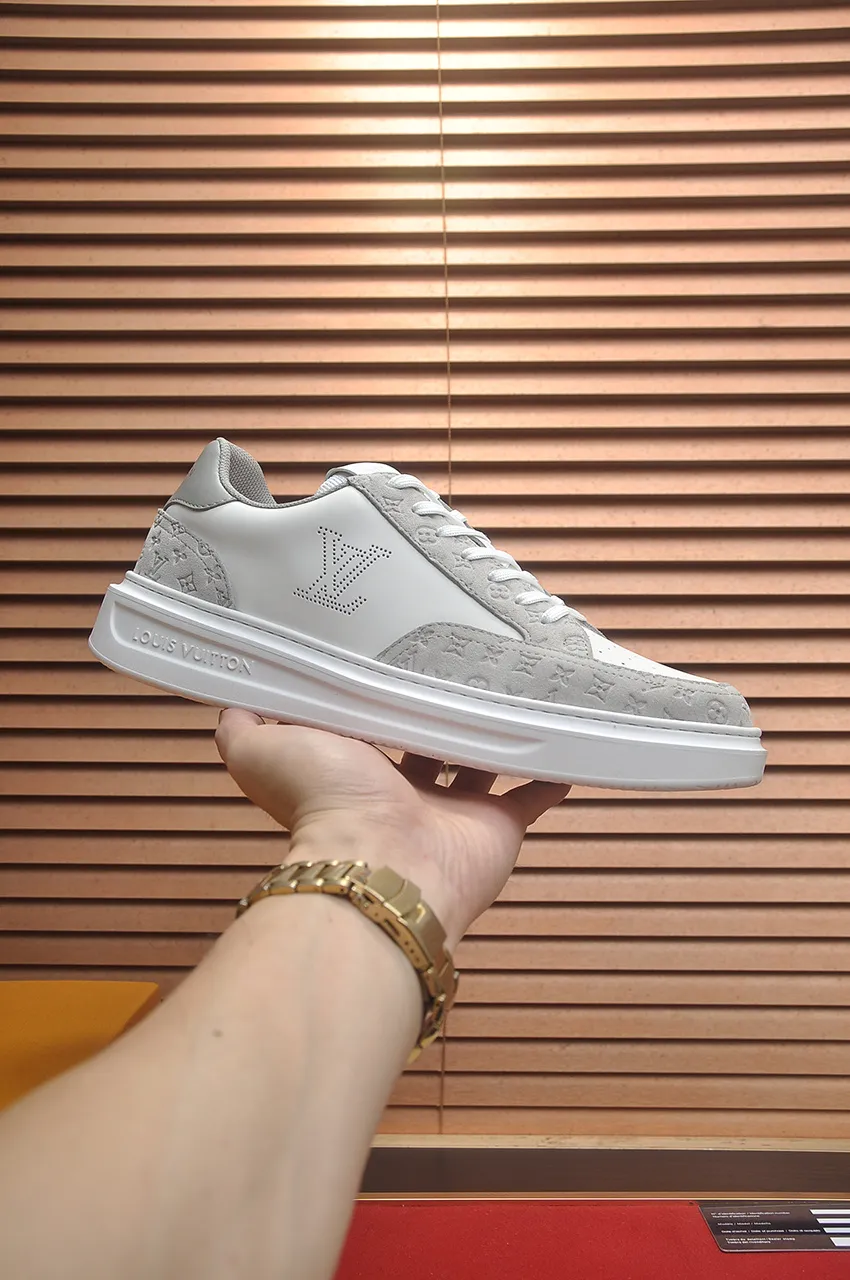 Men's men's shoes 💰640💶Original development, quality shipping, welcome to compare - LV sneaker series sports shoes introduce the loose silhouette of the ready-to-wear series into the spring and summer men's wear shows and make an eye-catching appearance. The cow leather upper is combined with rough fabric laces, and colorful beading highlights the brand's classic elements. LV letters mark the tongue and Monogram floral outsole. Mixed materials Made of top-grain cowhide, thick shoelace design, large Monogram print on the side, mesh lining and cotton feet, the comfort is as extreme as ever, premium heritage, quality first, worth owning! Size: Men’s 38-45 (45 is custom-made and cannot be returned or exchanged)